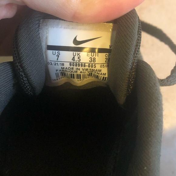 Nike FLEX, Like new, Size 7 but fit more like a 6.5 Women’s. - Picture 4 of 4
